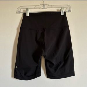 Lululemon Athletica Black Wunder Train Contour Fit High Rise Short 8” Size 6 EUC